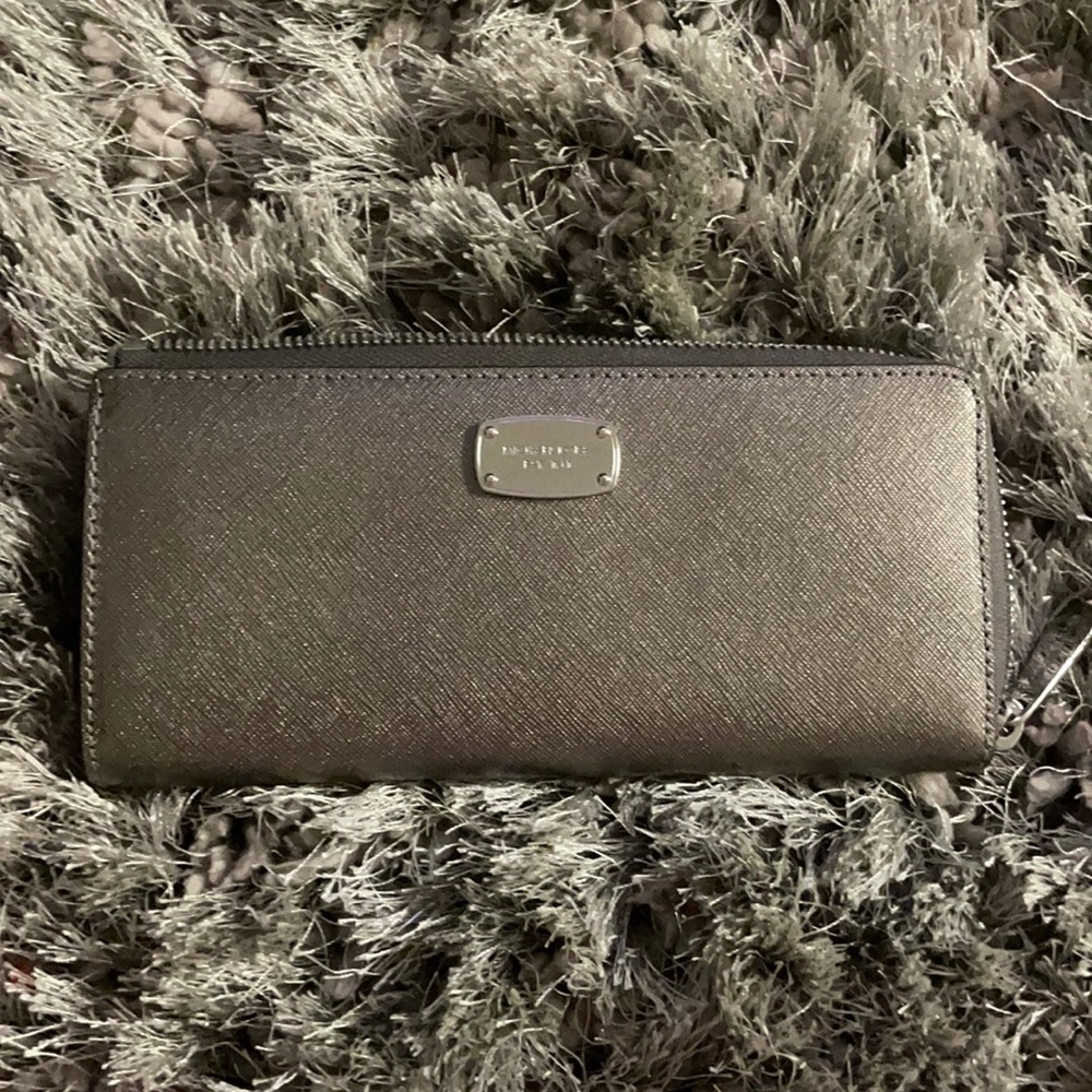 Micheal Kors Silver Big Wallet